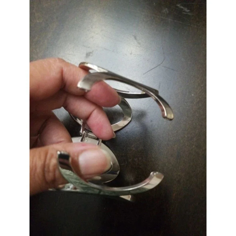 Hinged cuff bracelet